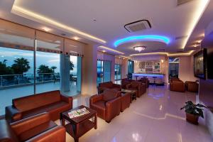 een lobby met lederen stoelen en een bar in een gebouw bij Venessa Beach Hotel in Avsallar