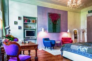 a bedroom with a bed and a desk and chairs at B&B Het Hart van Haarlem in Haarlem
