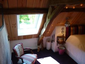 サン・シプリアンにあるResidence Beausejourのベッドルーム1室(ベッド1台、窓、椅子付)