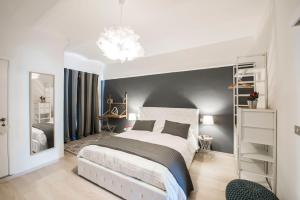 een slaapkamer met een groot bed en een grote spiegel bij 101 via esino in Ancona
