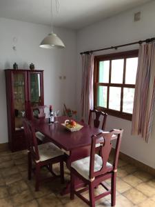 comedor con mesa, sillas y ventana en Apartamentos Los Vientos (Apto 1), en Orzola