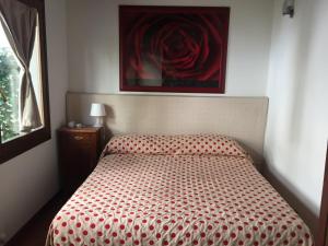 1 dormitorio con 1 cama con edredón rojo y blanco en La Casa Di Scarlett en Florence