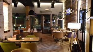a restaurant with tables and chairs in a room at Apartment Dunja Konaci in Kopaonik