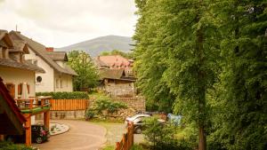 dom z samochodem zaparkowanym na podjeździe w obiekcie Apartament Antique w mieście Karpacz