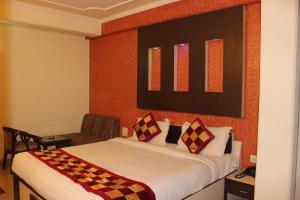 a bedroom with a bed and a picture on the wall at Hotel Muskan Palace in Jaipur