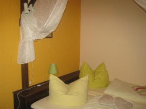 a room with a bed with two pillows and a window at Die bunte Kuh in Federow in Kargow