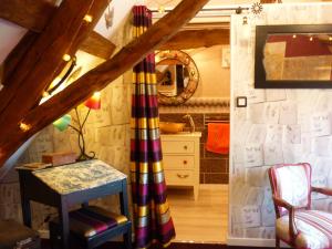 サン・シプリアンにあるResidence Beausejourの階段、テーブル、キッチンが備わる客室です。 +30枚の写真