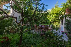 Vonkajšia záhrada v ubytovaní Apartments Garmaz