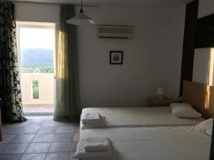 Postel nebo postele na pokoji v ubytování Tholos Rooms