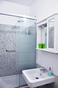 カリアリにあるAbbardente appartamento in centroのバスルーム(洗面台、ガラス張りのシャワー付)