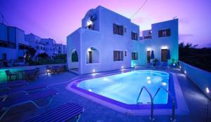 ein großes Schwimmbad vor einem Haus in der Unterkunft Kelenis Apartments in Karterados + 10 Fotos
