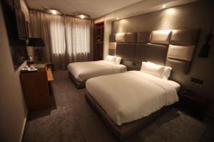 Кровать или кровати в номере The Seven Hotel