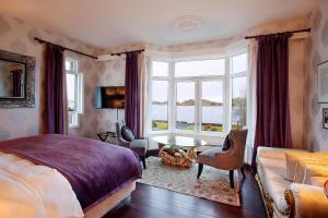 ein Schlafzimmer mit einem Bett, einem Tisch und einem Fenster in der Unterkunft Hotel Wassilioff - Unike Hoteller in Stavern + 117 Fotos