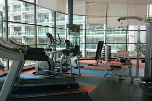 um ginásio com equipamento cardiovascular num grande edifício em Palazio CASA em Johor Bahru