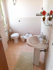 アグリジェントにあるA Casa di Idaのバスルーム(白い洗面台、トイレ付)