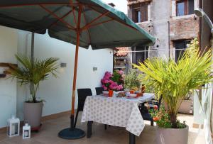 A garden outside Loft Due Cuori con terrazza