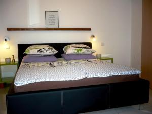 Een bed of bedden in een kamer bij Apartments Karmen Pula