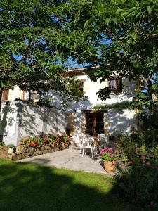 a house with a table and chairs in a yard at Holiday Home La Rose in Barie