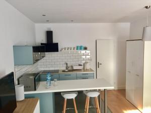 Kuchyňa alebo kuchynka v ubytovaní Apartamenty Blisko Plaży Podczele