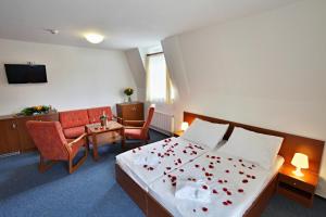 Rúm í herbergi á Hotel Lesní Chata