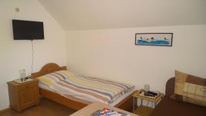 マリアプファルにあるHaus Ferner-Lerchnerの小さなベッドルーム(ベッド1台、テレビ付)
