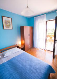 波雷奇的住宿－2 rooms app for 3 persons with 2 terraces near beach&town，蓝色的卧室设有床和大窗户