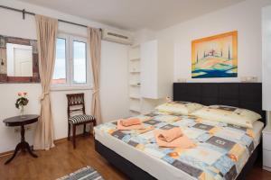 - une chambre avec un lit, une table et une chaise dans l'établissement House Coko, à Baška Voda