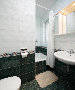La salle de bains est pourvue de toilettes blanches et d'un lavabo. dans l'établissement House Coko, à Baška Voda