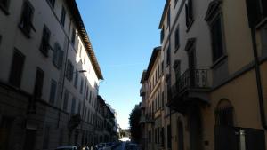 フィレンツェにあるSunflower Santa Maria Novellaの高い建物のある街路