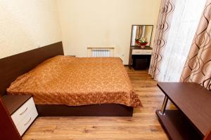 Een bed of bedden in een kamer bij Guest House Zolotaya Podkova