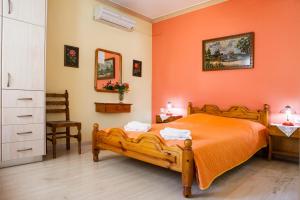 سرير أو أسرّة في غرفة في Tzivras Villa & Apartments
