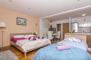 Posteľ alebo postele v izbe v ubytovaní Apartments Garmaz