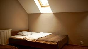 Un pat sau paturi într-o cameră la Apartament Antique
