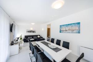 TV a/nebo společenská místnost v ubytování Apartments Menalo