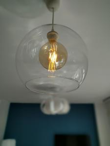 een glazen licht aan een plafond bij Apartamento Cala Finestrat in Benidorm