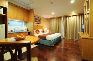 Postel nebo postele na pokoji v ubytování Admiral Suites Bangkok