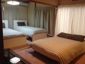 横浜市にある丘の上のシェアハウスのベッド2台が備わる部屋