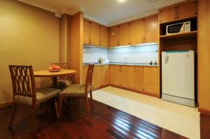 Kuchyň nebo kuchyňský kout v ubytování Admiral Suites Bangkok