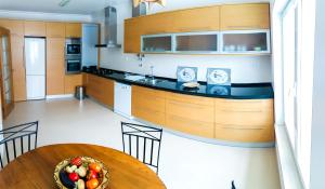 Ocean Villa Ericeira tesisinde mutfak veya mini mutfak