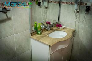 a bathroom with a sink and a mirror at Marae - Cabañas Premium in Hanga Roa