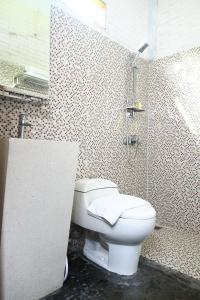 La salle de bains est pourvue d'une douche et de toilettes. dans l'établissement Wahid Borobudur, à Borobudur