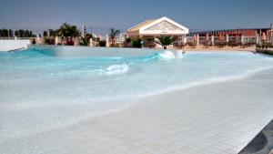 una gran piscina con una ola en el agua en Park Lacqua Diroma, en Caldas Novas