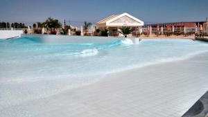 a large swimming pool with a wave in the water at Park Lacqua Diroma in Caldas Novas