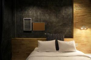 Tempat tidur dalam kamar di THAI THANI Loft & Life Lamphun