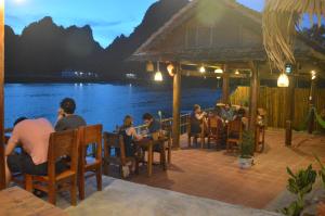 En restaurang eller annat matställe på Phong Nha Coco House