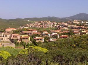 een stad op een heuvel met huizen en bomen bij panato's home in Torre Dei Corsari