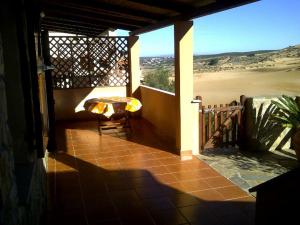 een balkon met een tafel en uitzicht op de woestijn bij panato's home in Torre Dei Corsari
