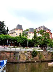 フランクフルト・アム・マインにあるTagungshotel Höchster Hofの水域に隣接する建物群