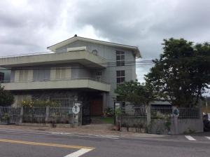 Bangunan di mana terletaknya rumah tamu ini