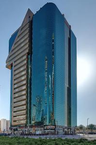 برج رقم واحد للأجنحة في دبي: مبنى طويل مع انعكاس لمدينة